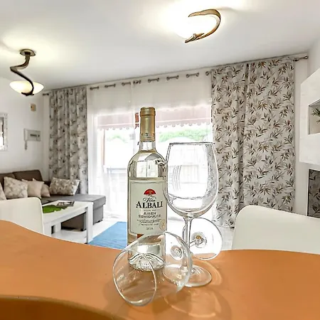 Three Bedroom With Private Patio And Barbecue Apartment *