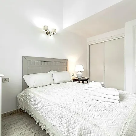 Three Bedroom With Private Patio And Barbecue 阿德耶